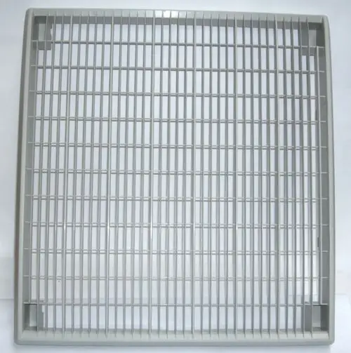 Daikin Luftauslassgrill in rechteckiger Form mit gleichmäßig angeordneten Gitterstäben, hellgrau, geeignet für den Einsatz in Heiz- oder Klimaanlagen.
